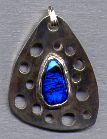 Schmuckst�ck aus Knetsilber mit Dichroic-Glas